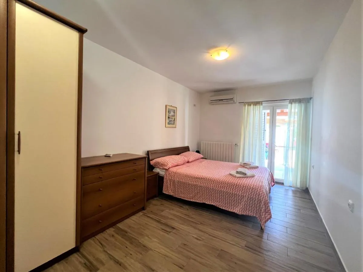 Apartments Radosevic Medulin 0*,